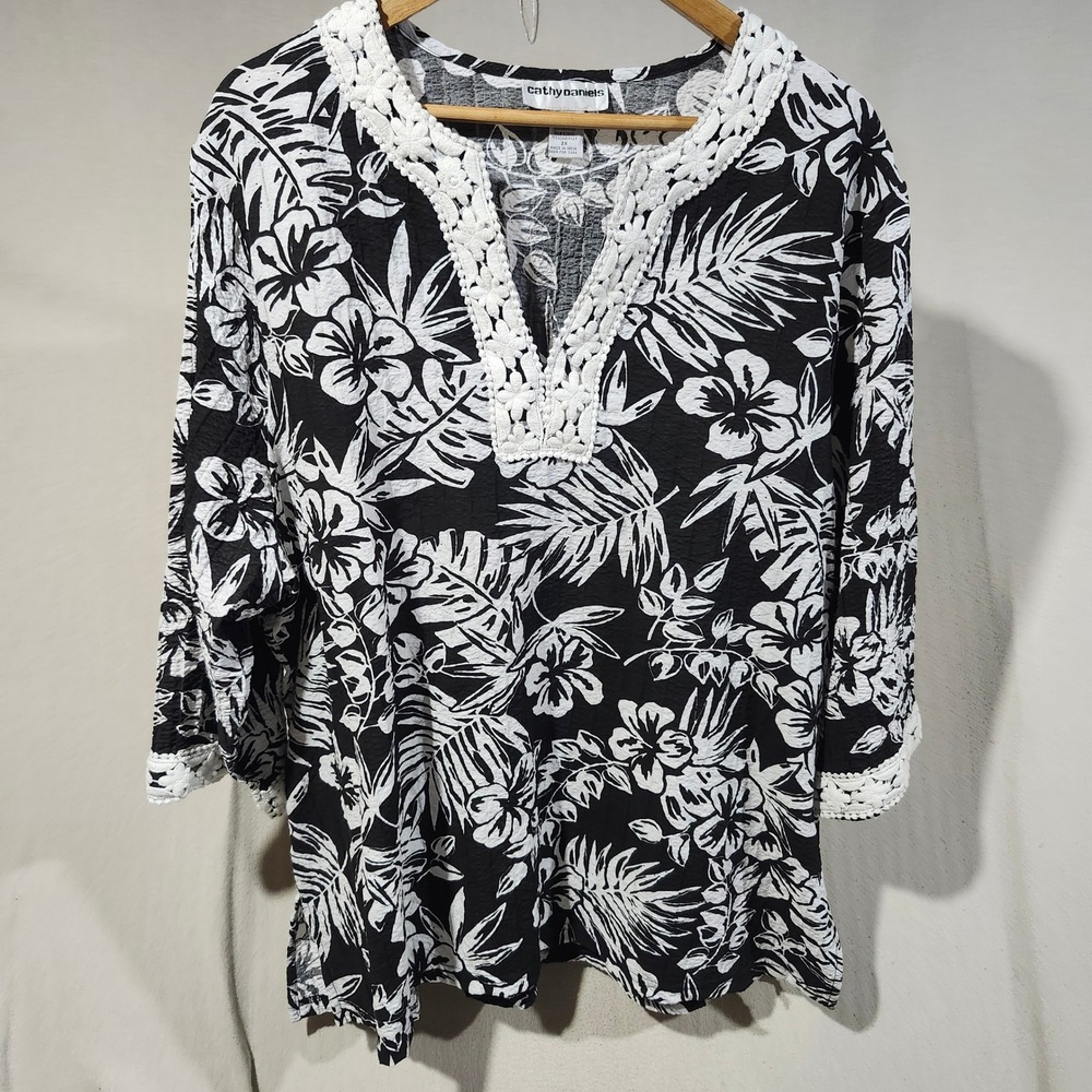 Cathy Daniels Womens 2X Tropical Floral Crochet Trim V-Neck Crinkle Top Black